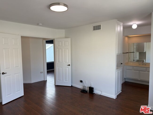 Building Photo - 9915 Variel Ave