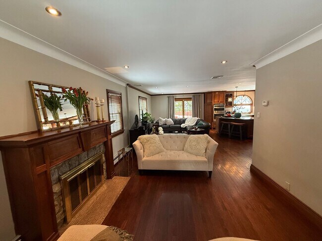 Building Photo - Spectacular 3 Bed/2.5 Bath Colonial in Freeport!