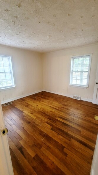 Building Photo - 3400 Ryburn Rd