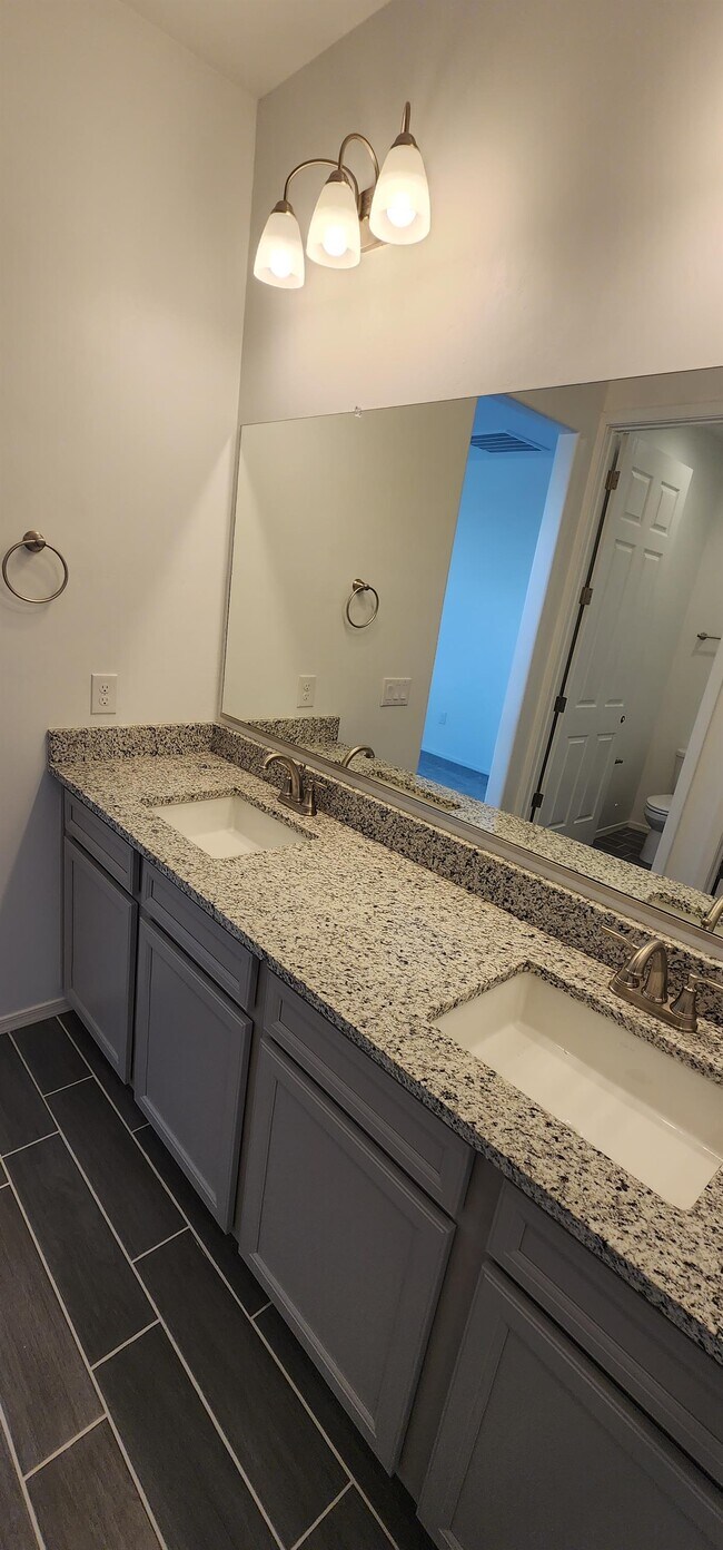 Building Photo - 7822 S Wolf Creek Dr