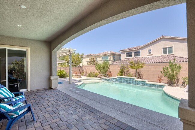 Building Photo - 5 Bed home w/downstairs bed. Private pool.