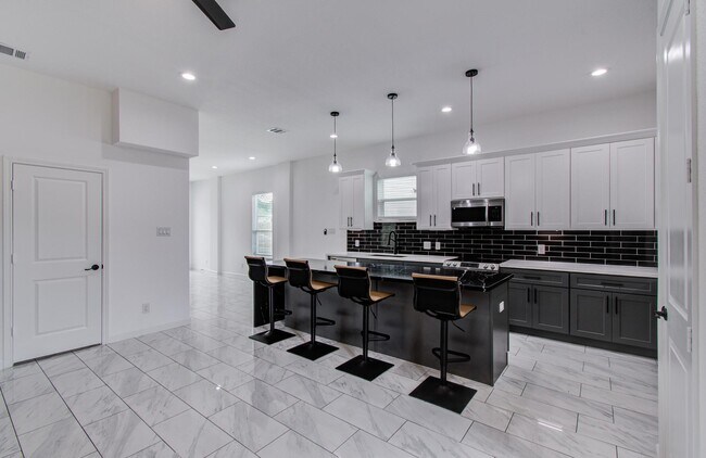 Building Photo - 5905 Crest Ct