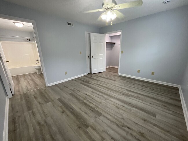 Building Photo - 7117 W Friendly Ave