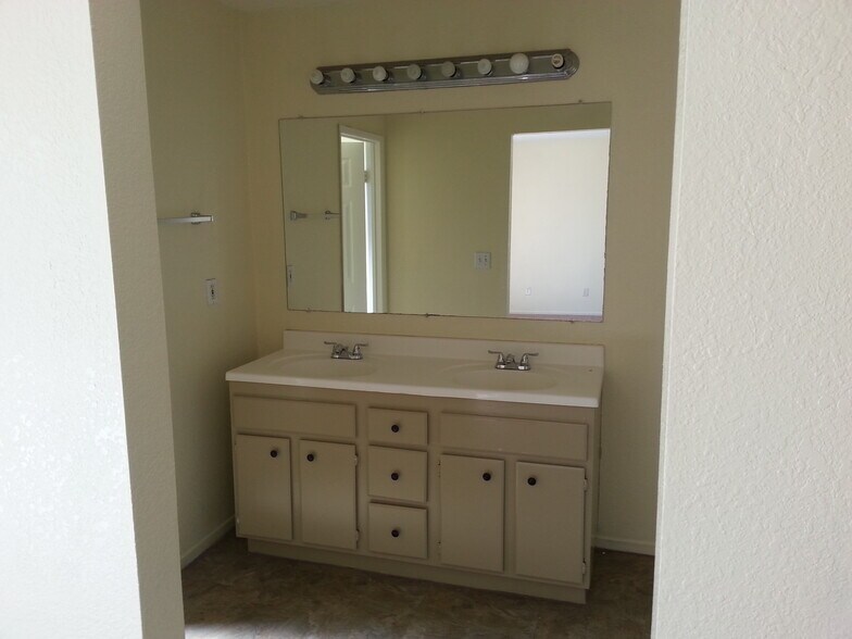 master Bath - 520 N Cambridge St