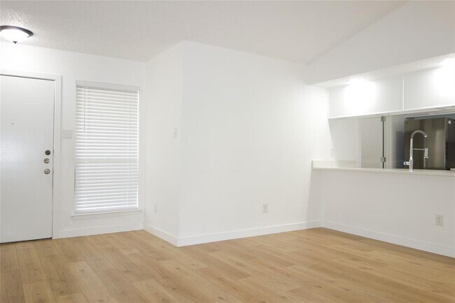 Building Photo - 1106 August Dr