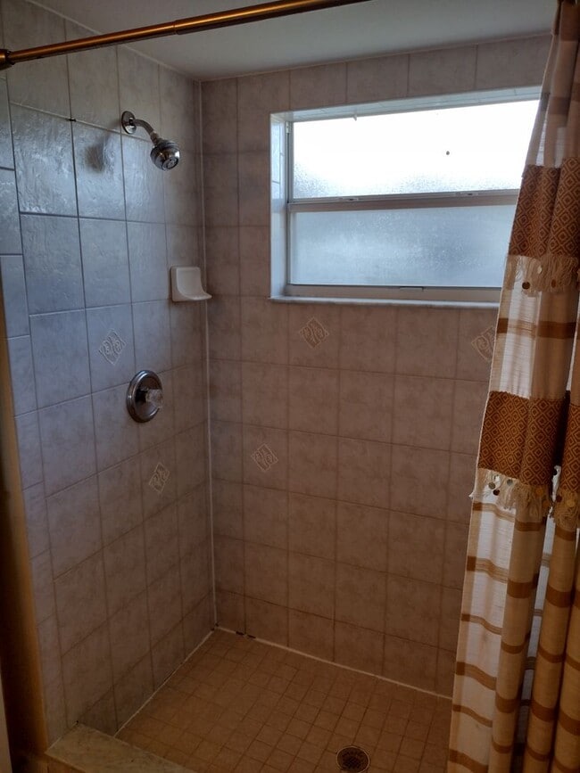 Building Photo - 3 Bedroom 2 Bath House 2 car garage with Large screened in porch! Tenant occupied till March 31st