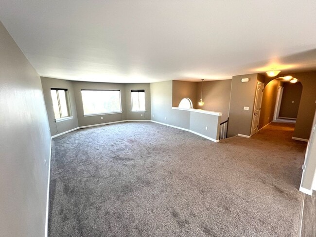 Building Photo - Beautiful 3 Bed 2 Bath Dog Friendly with F...