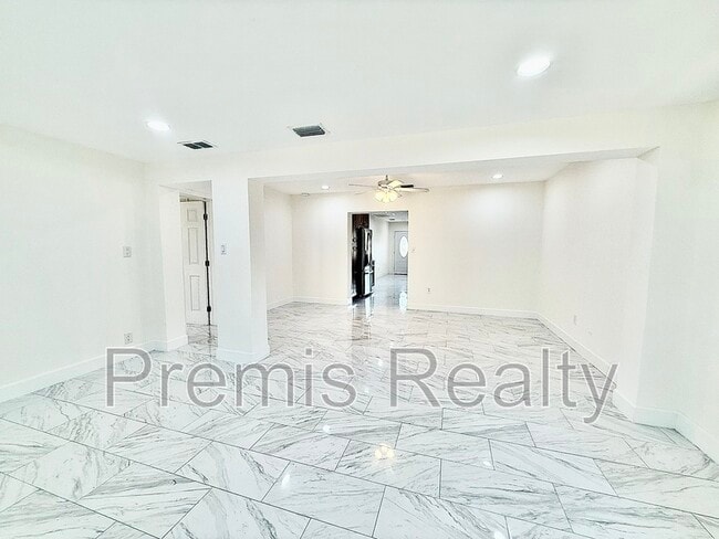 Building Photo - 2014 Pinehurst Dr