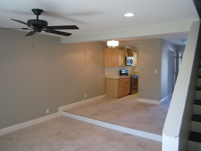 Building Photo - 138 Rainbow Ct