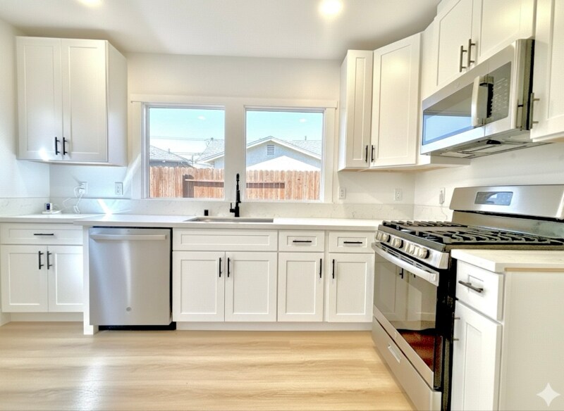 Building Photo - 854 Orange Ave