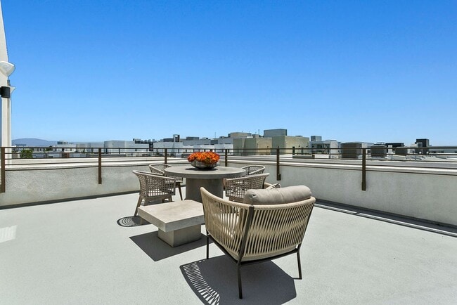 Building Photo - FURNISHED MODEL TOWNHOME IN HOA COMMUNITY