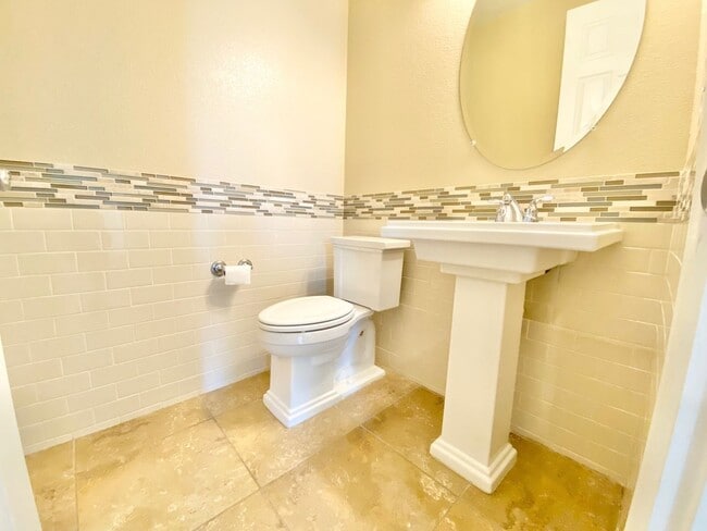 Building Photo - Inviting home with relaxing backyard spa in desirable Henderson location