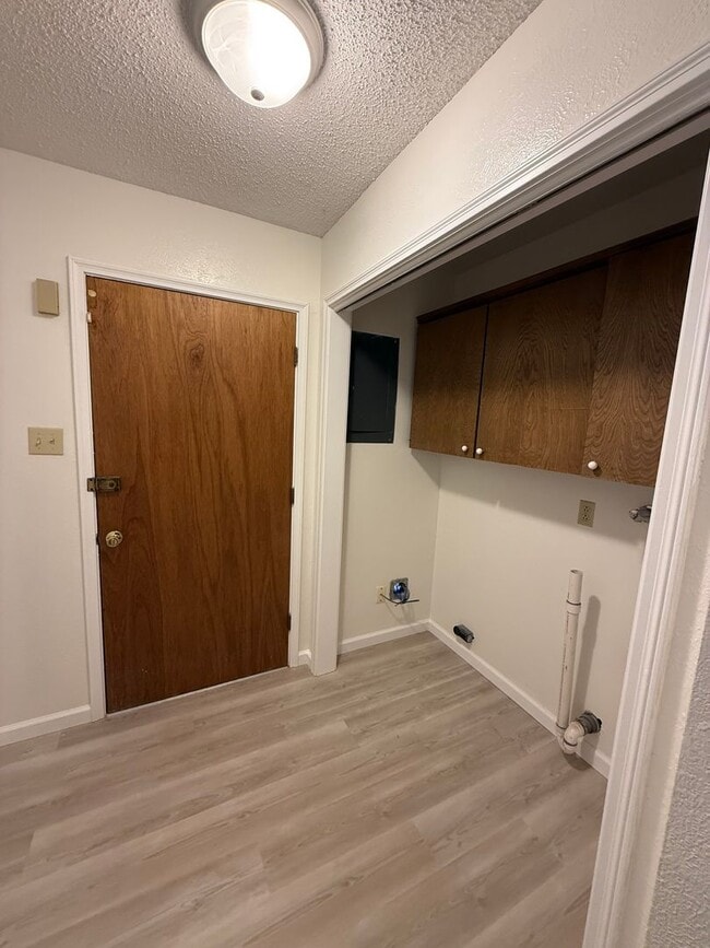 Building Photo - Newly Remodeled Big and Spacious 5 Bed Home! Huge Back Yard!