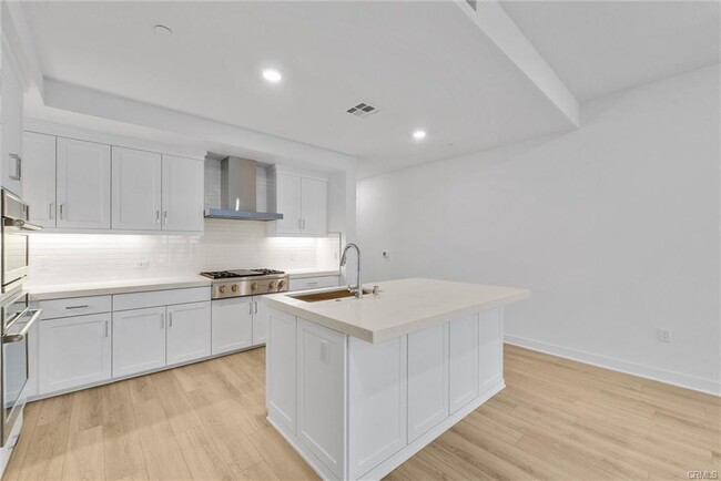 Building Photo - 2205 Rivington