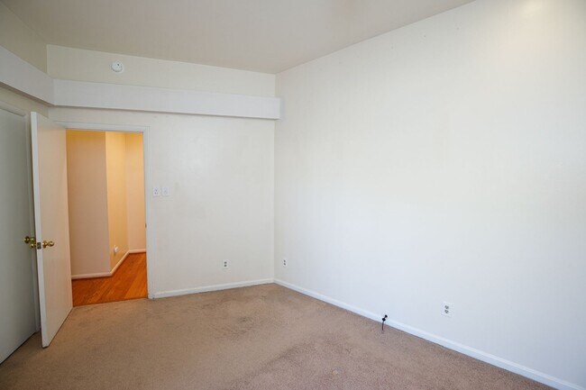Building Photo - Charming Hill East One Bedroom