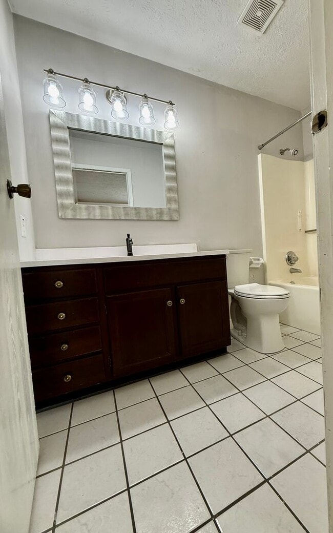 Building Photo - 2 BEDRM CONDO AVAILABLE NOW! MONTHLY RENT ...