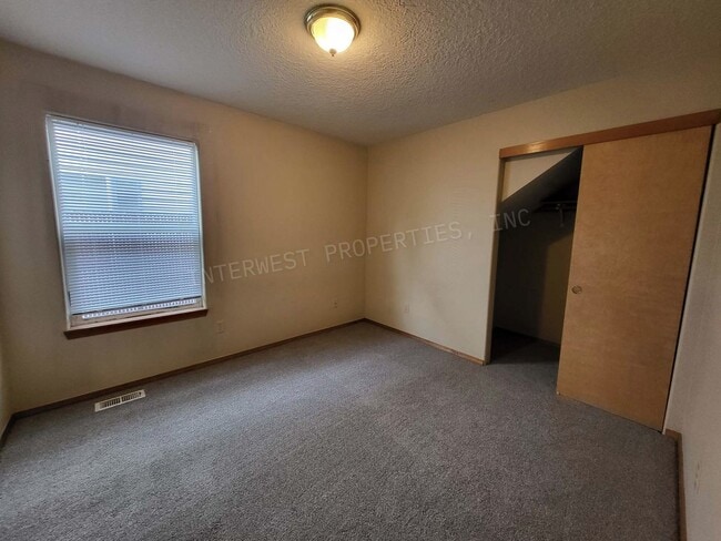 Building Photo - 3bd 2 ba Townhouse w/Washer/Dryer in Unit, Yard and Garage!