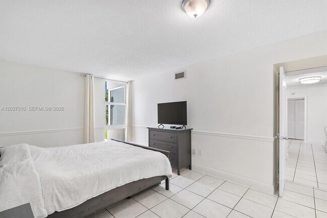 Building Photo - 250 180th Dr
