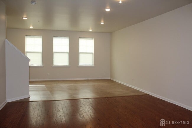 Building Photo - 6 Bond St