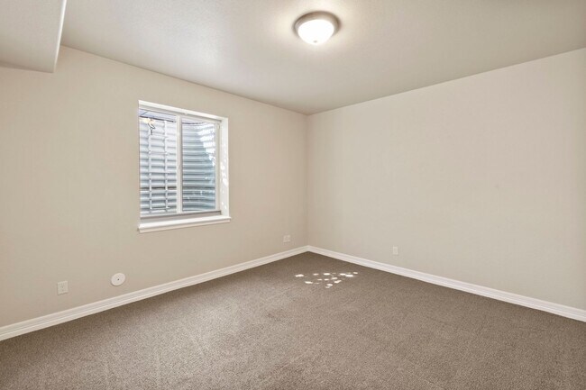 Building Photo - Immaculate & Stunning 4BD Ranch Style in C...