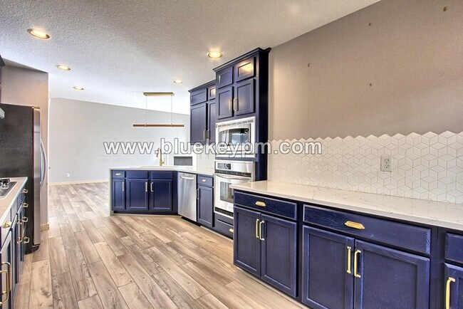 Building Photo - 561 NW Lamonde Terrace
