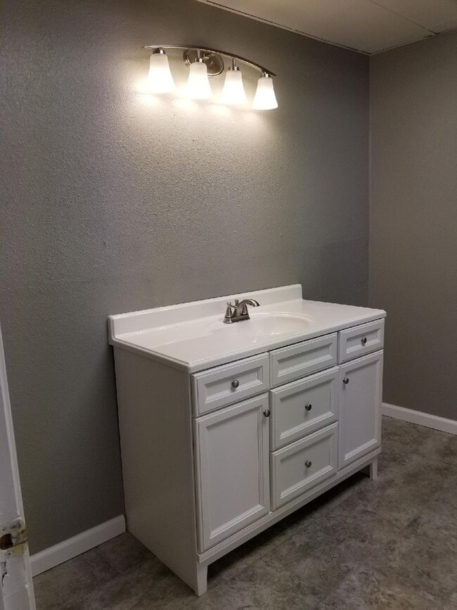 Building Photo - 3bedroom/1 bath apartment -upstairs above ...