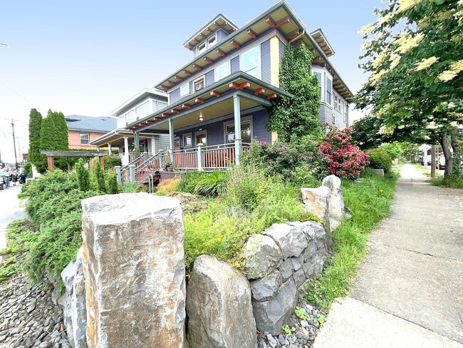 Building Photo - 4033 SE Hawthorne Blvd