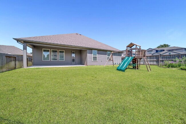 Building Photo - Stunning 4-bedroom, 3-bathroom single-stor...