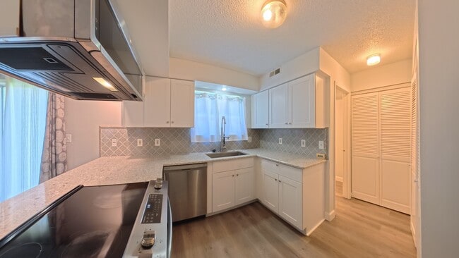 Building Photo - 1112 Woodgate Dr
