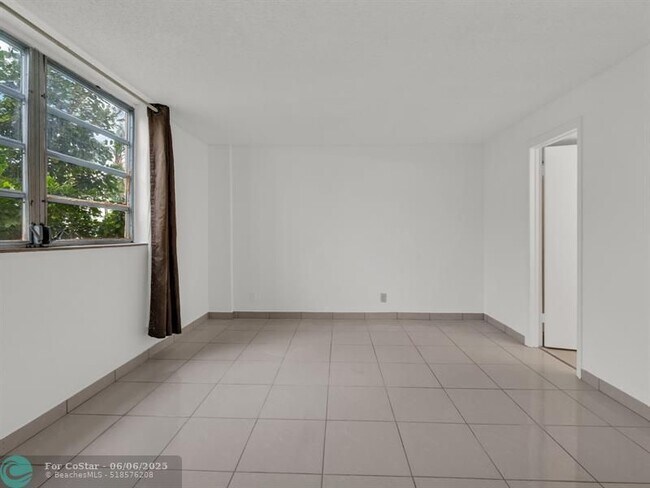 Building Photo - 121 SE 3rd Ave