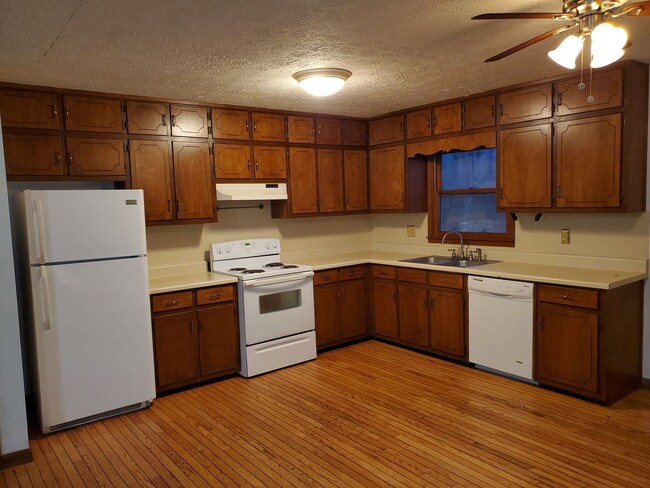 Building Photo - Great location and Schools