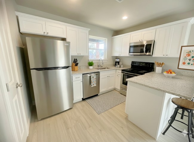 Building Photo - Granite countetop/Washer and dryer/Walking distance to Silo school/Mins to Hwy 70