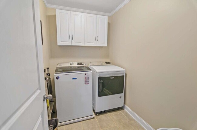 Building Photo - "Spacious 4-Bedroom Sanctuary with 3 Full Baths in Hampstead – Your Dream Home Awaits!"