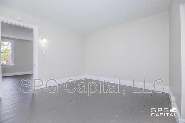 Building Photo - 653 W College Ave