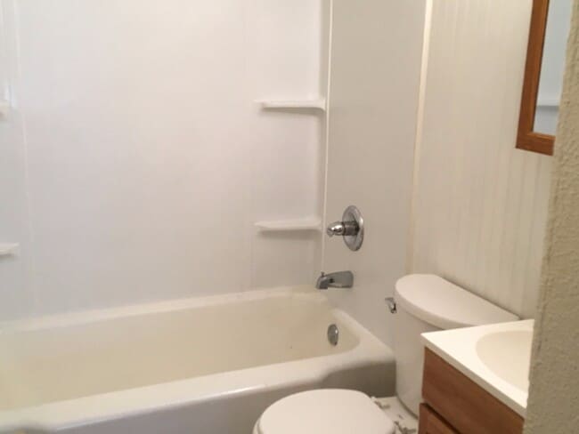 Building Photo - 3BR House Near Lakeside Park