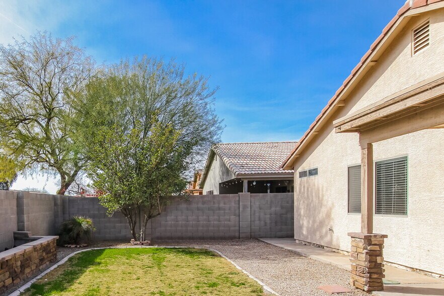 Building Photo - 1105 E Nardini St