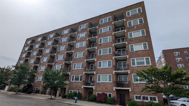 Building Photo - 740 E Broadway