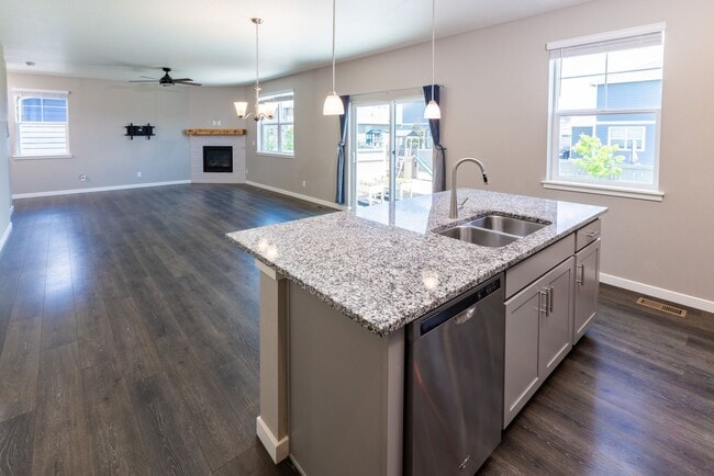 Building Photo - Stunning 4BR House in Berthoud