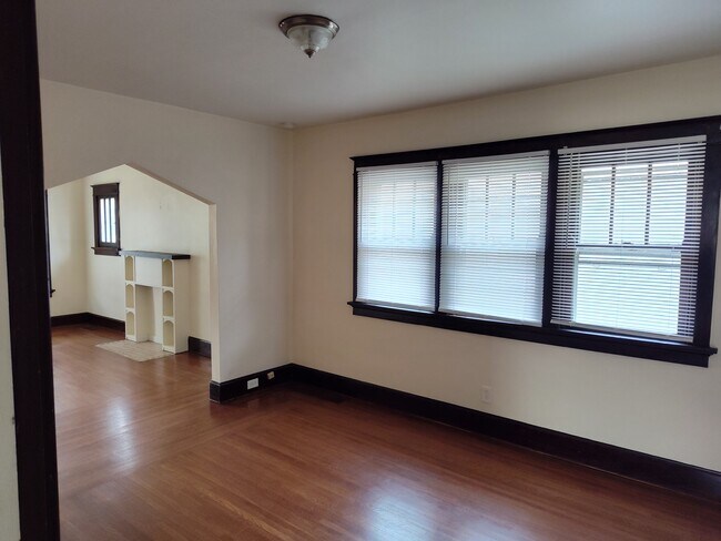 Building Photo - 5423 Rolston Ave