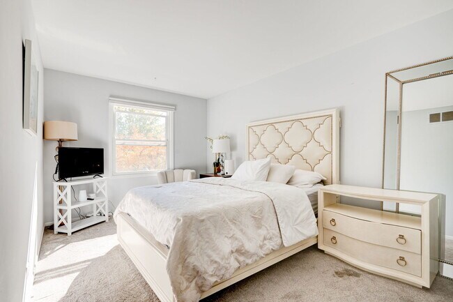 Building Photo - 132 Regency Dr