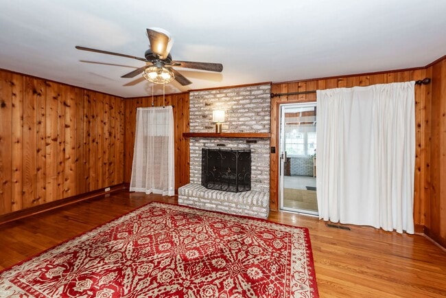Building Photo - 6 Bedroom, 2.5 Bath House in Drayton on th...