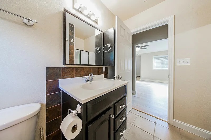 FRONT HOUSE Shared bathroom - 4521 Merle Dr