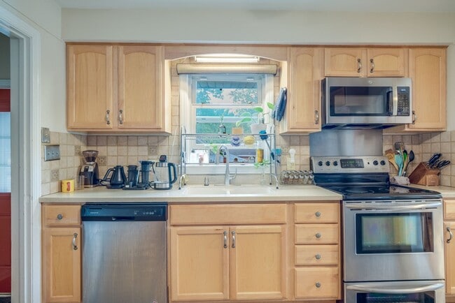 Building Photo - Charming 2-Bedroom Home with Bonus Space &...