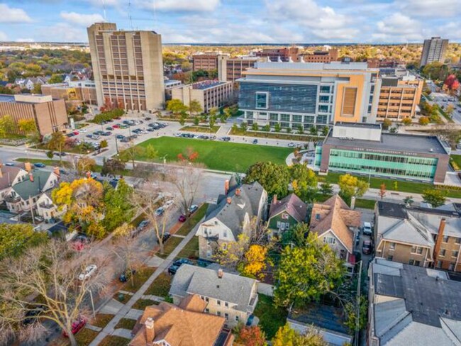 Building Photo - Maryland Upper Flat - Walk to Campus