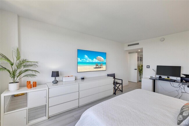 Building Photo - 5600 Collins Ave