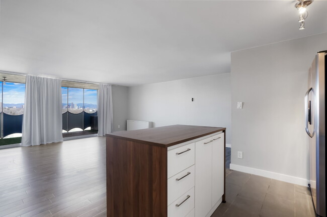 Building Photo - Fully Renovated Apartment with Breathtakin...