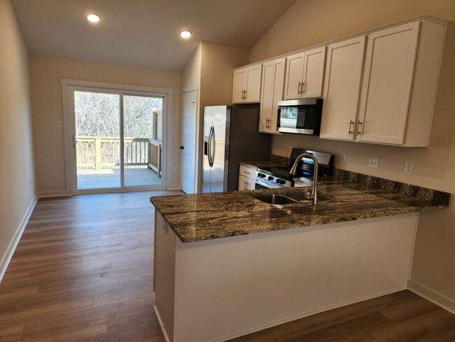 Building Photo - Blackstone 2 bed 1 bath New Duplex