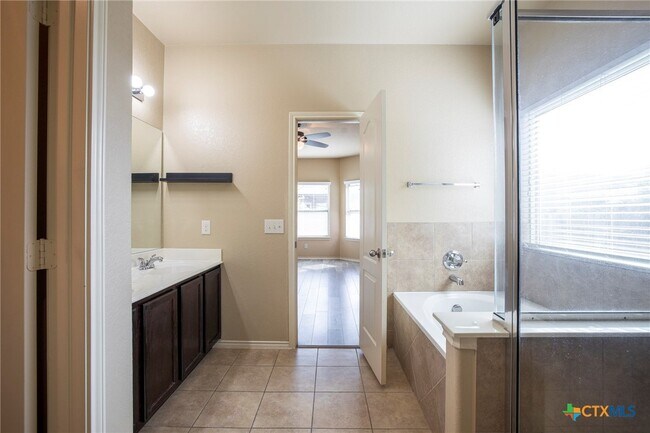Building Photo - 433 Stonebrook Dr