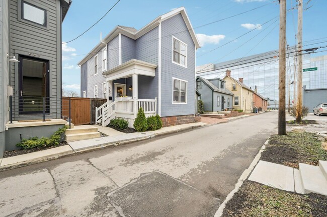 Building Photo - 565 Lathrop St