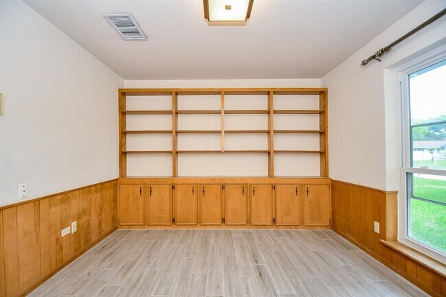 Building Photo - 3007 Broadmoor Dr